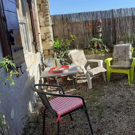 Petite Maison Dans La Campagne A 10 Mn A Pied Du Centre Ville Arlés Exterior foto