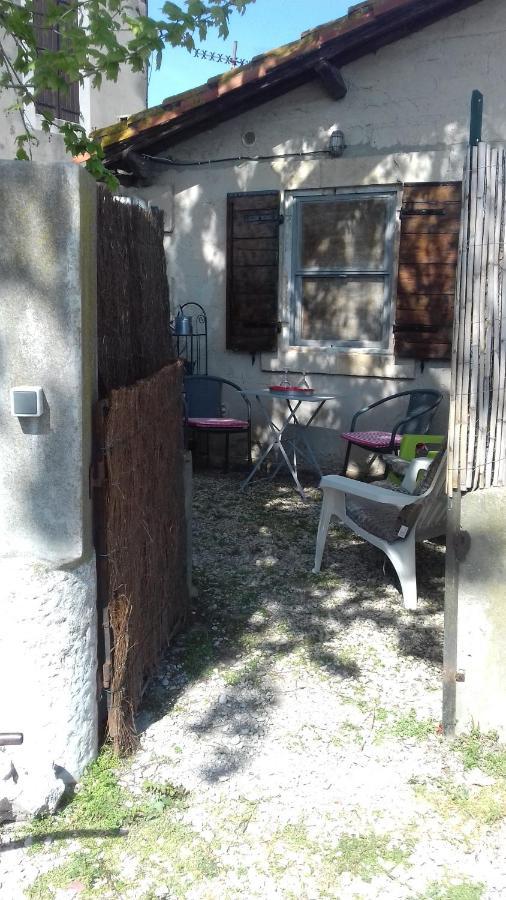 Petite Maison Dans La Campagne A 10 Mn A Pied Du Centre Ville Arlés Exterior foto