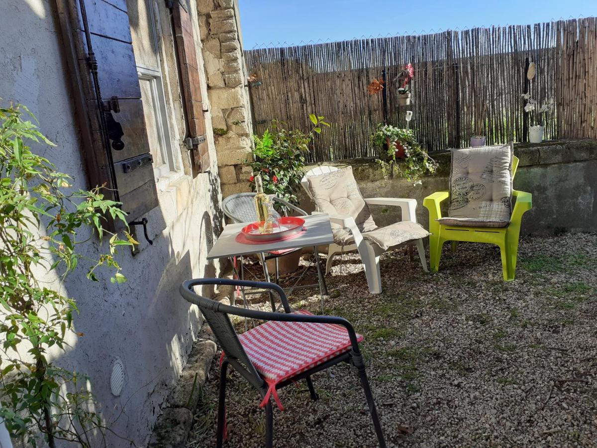 Petite Maison Dans La Campagne A 10 Mn A Pied Du Centre Ville Arlés Exterior foto